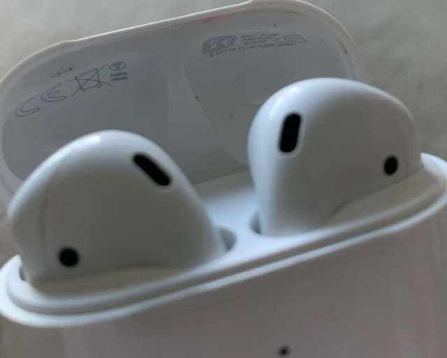 Apple wireless airpods 2nd gen A2031 and wireless charging case A1938
