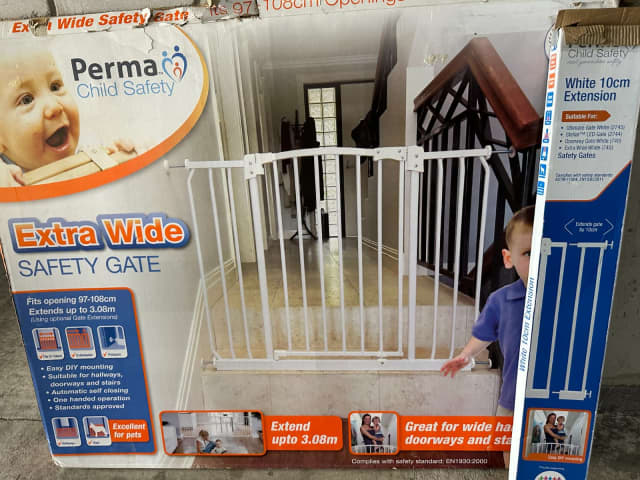 Perma extra clearance wide safety gate