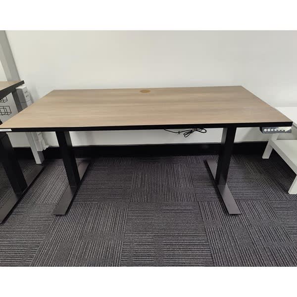 Our Price 490 RRP 1100! Premium quality Electric sit stand desk