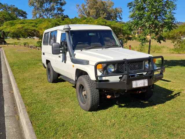 1992 TOYOTA LANDCRUISER (4x4) 11 SEAT 5 SP MANUAL 4x4 TROOPCARRIER ...