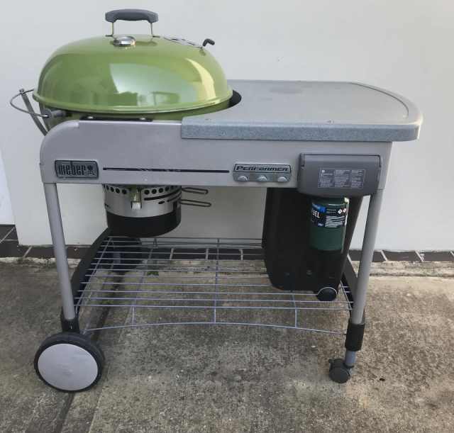 er Performer Kettle BBQ in Spring Green Gas Assist 57cm BBQ in