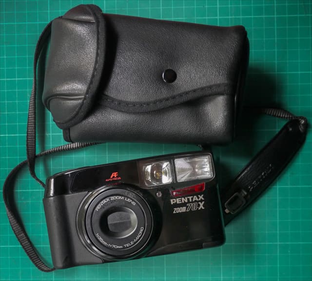 3 analogue 35mm cameras 2 flash unites, tripod stand & manuals Non