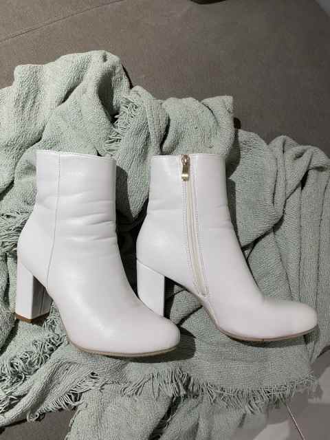 white boots for womens size 9