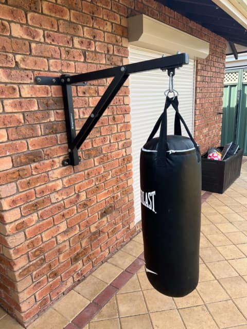 everlast wall mounted heavy bag