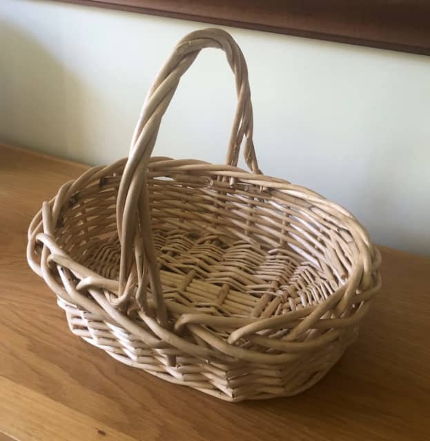 *As NEW* Beautiful Thick Woven Cane Rattan Oval Basket with Handle Decorative Accessories
