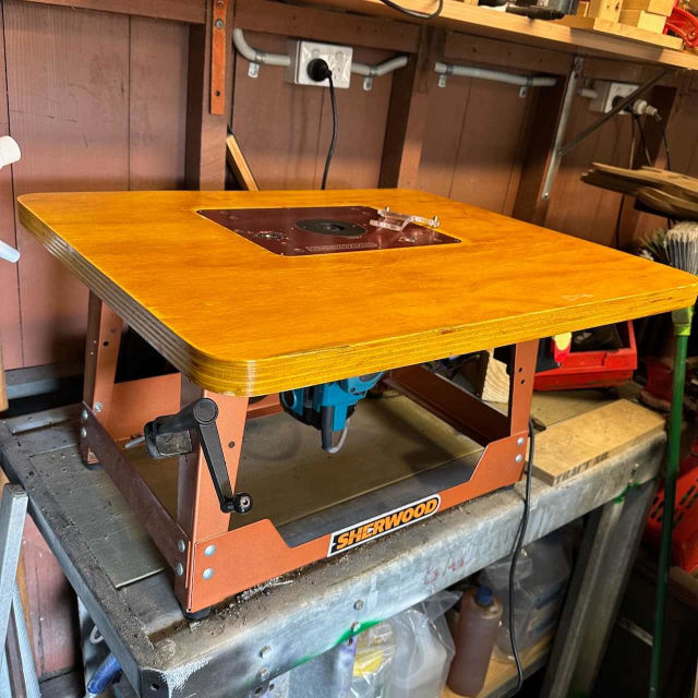 Benchtop Router Table With Sherwood Lifter & Heavy Duty Makita Router ...