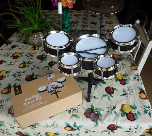MINATURE DESKTOP TOY/DISPLAY DRUMKIT WITH STICKS AND ORIGINAL