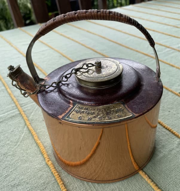 Vintage copper and brass kettle/teapot Collectables in Banksia Beach