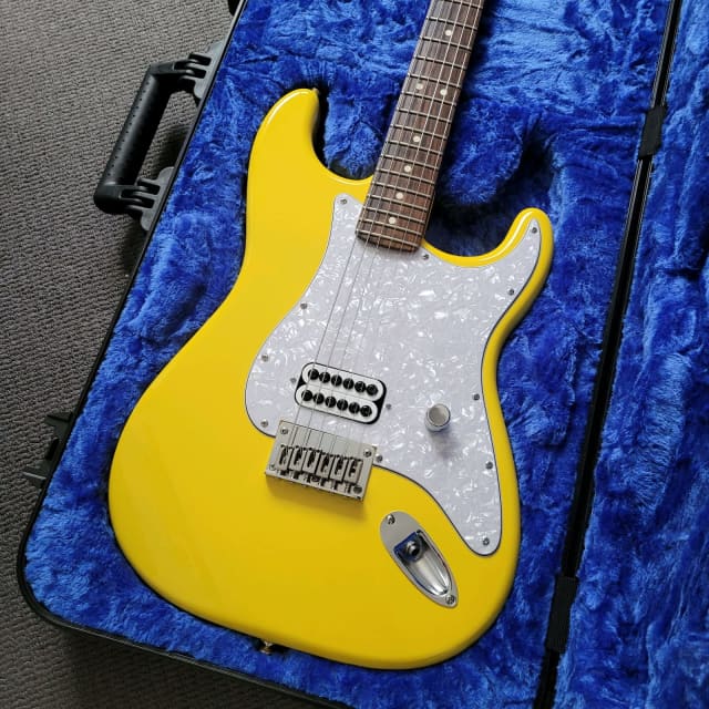 Fender Tom Delonge Stratocaster replica | Guitars & Amps | Gumtree ...