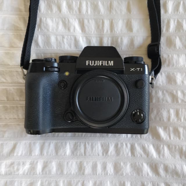 Fujifilm XT1 mirrorless camera body only Digital Compact Cameras