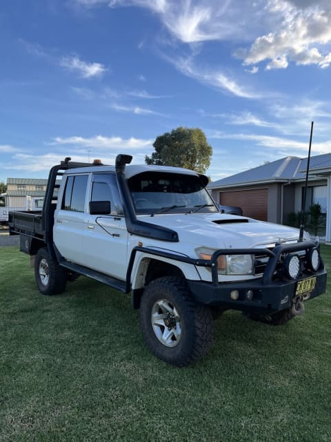 2014 TOYOTA LANDCRUISER GXL (4x4) 5 SP MANUAL DOUBLE C/CHAS | Cars ...