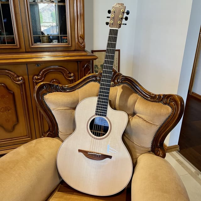 Lowden deals guitar gumtree