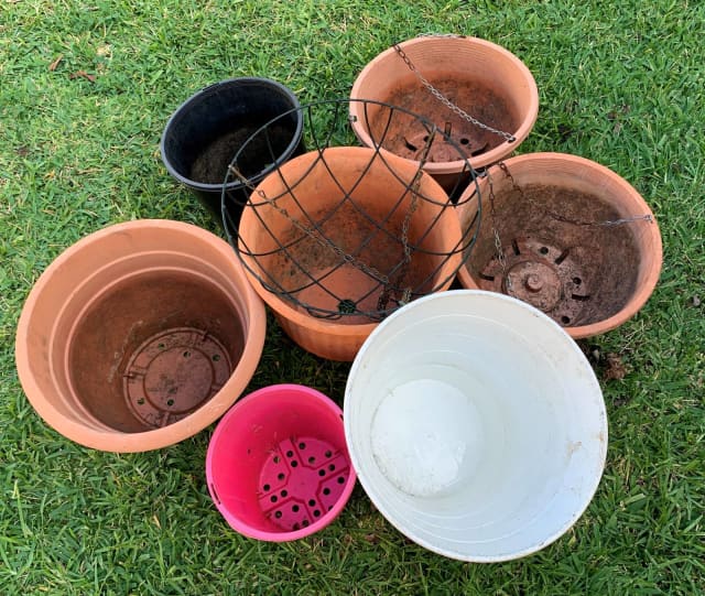 3 Hanging Planters and 4 Other Plant Pots Pots & Garden Beds