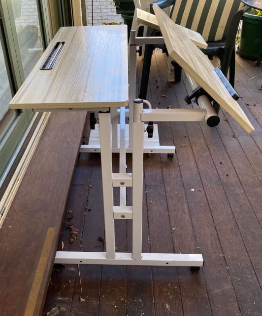 desk with ergonomic adjustments, 880cm long, 60cm wide