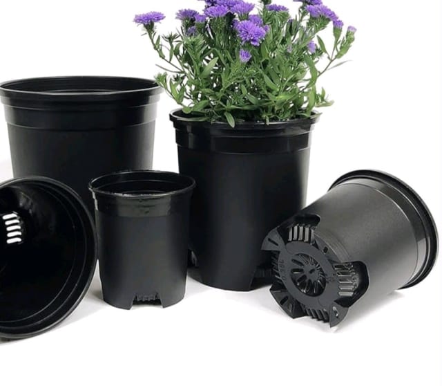 **PLANT POTS USED. SOME WITH SOIL AND EARTHWORMS** Pots & Garden Beds