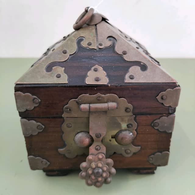 Unusual vintage Korean seal box lidded box. Size in pics. Decorative