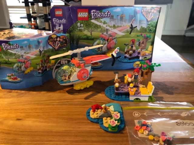 Lego friends vet clinic rescue online helicopter