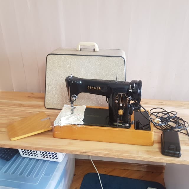 Singer Sewing Machine Vintage 201P. Clean and with accessories. 1958