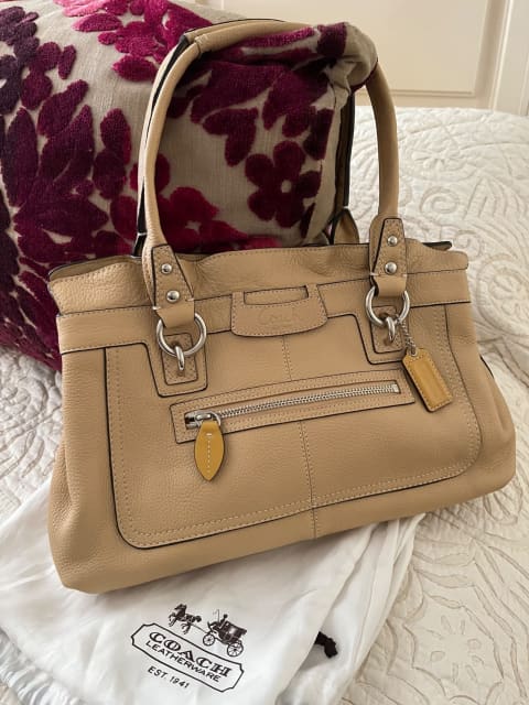 SOLD BNWT Coach speedy purse with crossbody strap