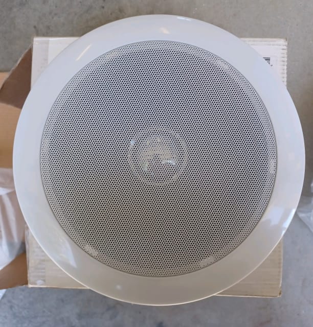 2 Ceiling / inwall speakers. Circular. White Entertainment & TV