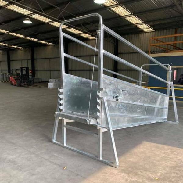 Adjustable Cattle Ramp Brand New Loading Ramp Cattle Yard Equipment