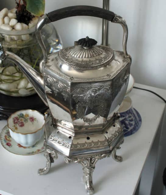 TEAPOT. A VERY ORNATE OLD VICTORIAN ANTIQUE TEA POT. 19TH CENTURY