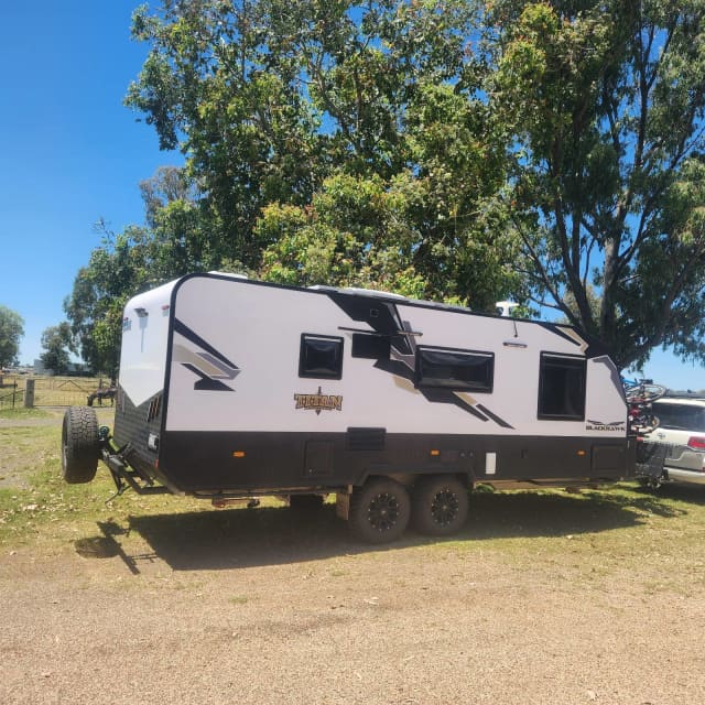 TITAN BLACKHAWK TRIPLE BUNK FAMILY CARAVAN Cars, Vans & Utes