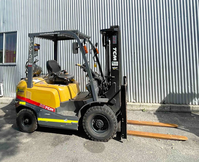 TCM 2500kg LPG forklift with 4800mm 3 stage mast & sideshift