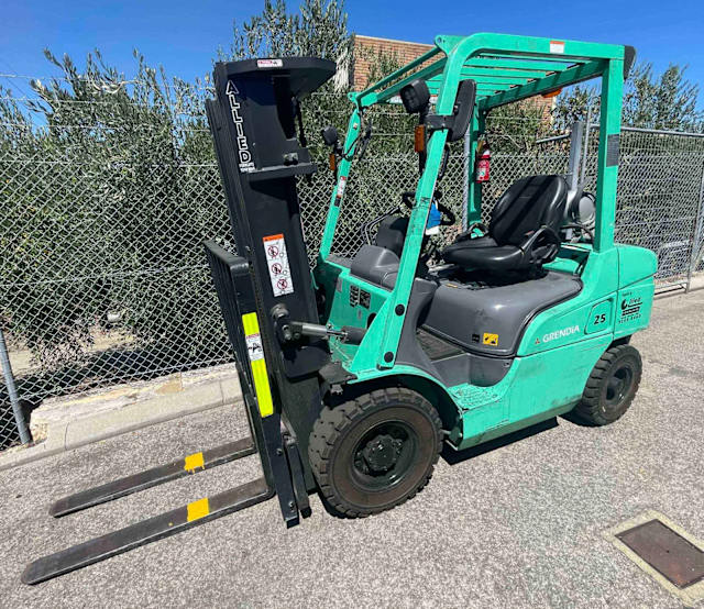 Mitsubishi 2014 2500kg LPG forklift with 4700mm 3 stage mast