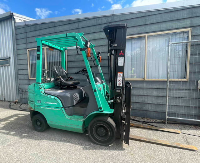 Mitsubishi 1800kg LPG forklift with 4700mm 3 stage mast, sideshift