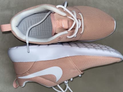 Peach best sale roshe runs