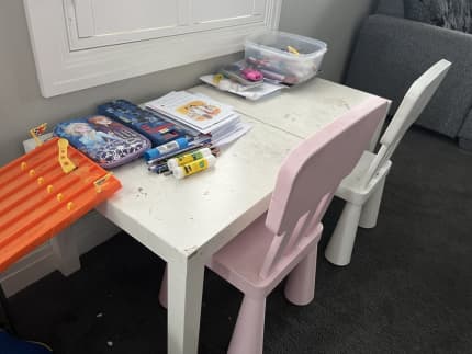 Kids table and on sale chairs gumtree