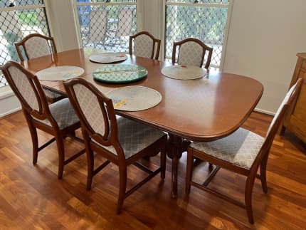 Extendable dining table deals gumtree