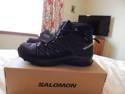 Salomon Mens Goretex hiking boots, size 11.5 US, Brand new in box