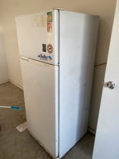 kelvinator 400 litre fridge