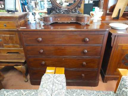 Mahogany chest deals of drawers gumtree