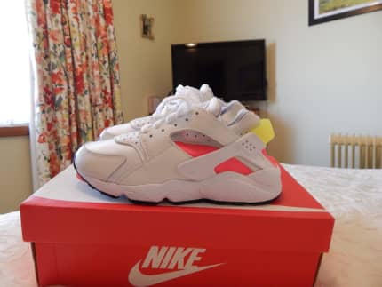 Nike air huarache white hotsell size 8