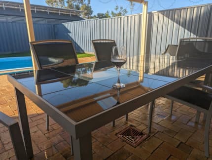 Outdoor dining table discount gumtree