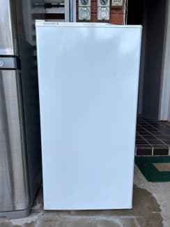 140 litre upright freezer