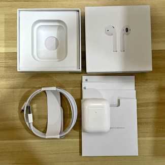 Apple outlet AirPods 2nd Generation with Charging Case in White ((OPEN BOX)