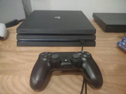 Sony Playstation 4 - PS4 Pro 1TB + Controller, 3 games, cables