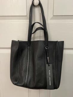 Marc jacobs oversized tag 2025 tote