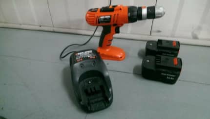 BLACK AND DECKER FIRESTORM CORDLESS DRILL WITH 2 BATTERIES