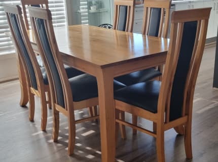 gumtree dining room table and chairs