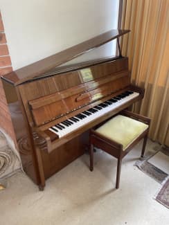 Nieer on sale upright piano