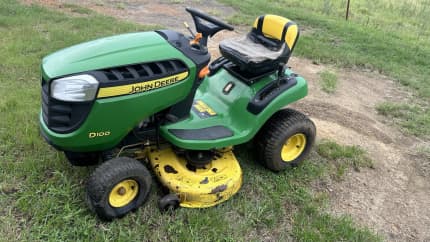 John deere discount d100 lawn tractor