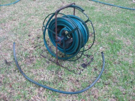 A VINTAGE GARDEN HOSE PIPE AND REEL