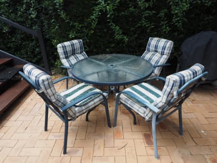 Gumtree outdoor 2025 dining table