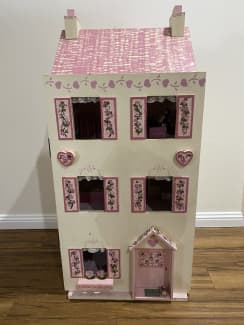 Wooden dolls house clearance gumtree