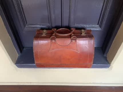Lot - A vintage Swaine & Adeney tan leather Gladstone holdall bag